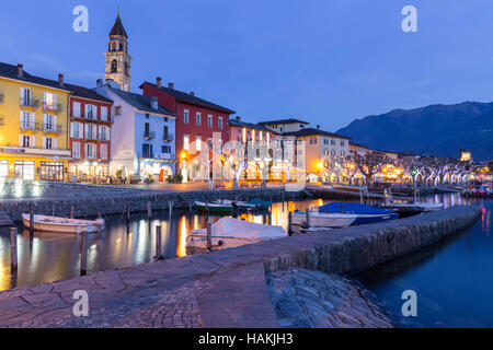 Il piccolo porto di Ascona nella parte anteriore del Lago Maggiore, Canton Ticino, Svizzera. Foto Stock