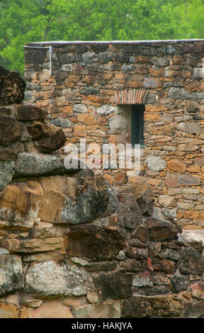 Rovine di parete con Mission Espada, San Antonio Missions National Historical Park, Texas Foto Stock