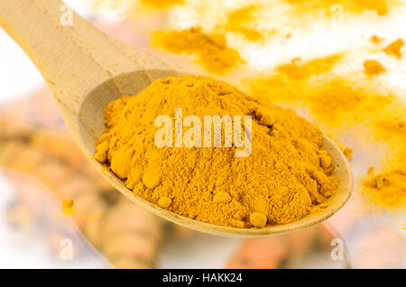 Curcuma (Curcuma longa L.) root e la curcuma in polvere per la medicina alternativa ,spa prodotti e ingredienti alimentari. Foto Stock