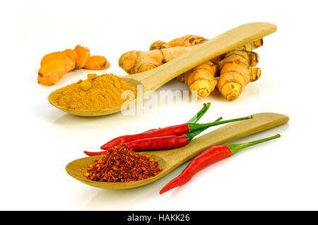 Curcuma (Curcuma longa L.) radice in polvere e il red hot chili pepper (capsicum frutescens L.) rendere piccante e speziato ingredienti Foto Stock