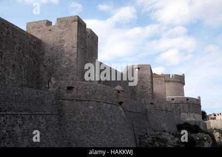 Mura di difesa della città vecchia di Dubrovnik, un ben conservato fortezza medievale e una popolare destinazione turistica della Croazia Foto Stock