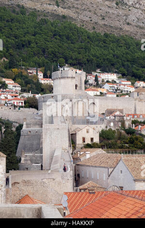 Mura di difesa della città vecchia di Dubrovnik, un ben conservato fortezza medievale e una popolare destinazione turistica della Croazia Foto Stock