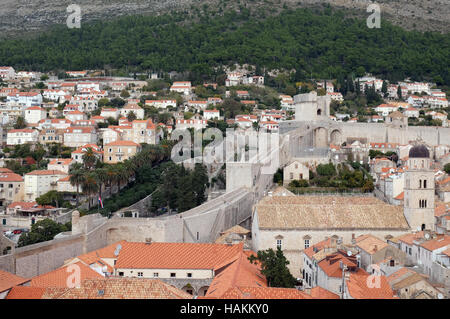 Mura di difesa della città vecchia di Dubrovnik, un ben conservato fortezza medievale e una popolare destinazione turistica della Croazia Foto Stock