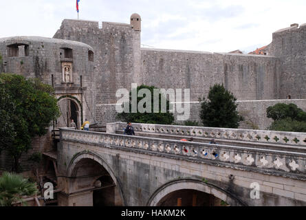 Pile uno dei cancelli di ingresso alle vecchie mura della città di Dubrovnik, Croazia su dicembre 01, 2015. Foto Stock