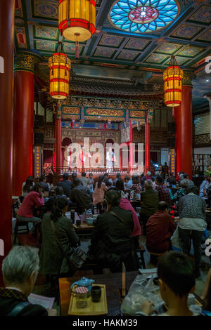 Opera Cinese palcoscenico e pubblico in Nanjing Jiangsu in Cina Foto Stock