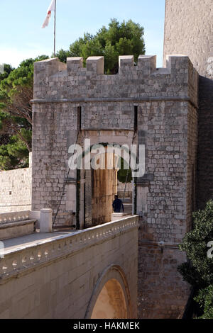 Cancello Ploce uno dei cancelli di ingresso alle vecchie mura della città di Dubrovnik, Croazia il 30 novembre 2015. Foto Stock