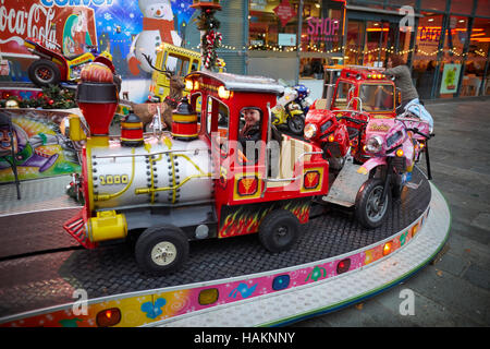 Fiera ride auto per bambini via ragazzi giovani bambini bambino bambini adolescenti piccole corse auto pedale Natale festivo invernale fest Foto Stock