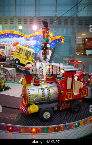 Fiera ride auto per bambini via ragazzi giovani bambini bambino bambini adolescenti piccole corse auto pedale Natale festivo invernale fest Foto Stock