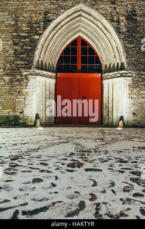 Portale superstite di Santa Caterina il monastero domenicano, uno degli edifici più antichi di Tallinn, Estonia Foto Stock