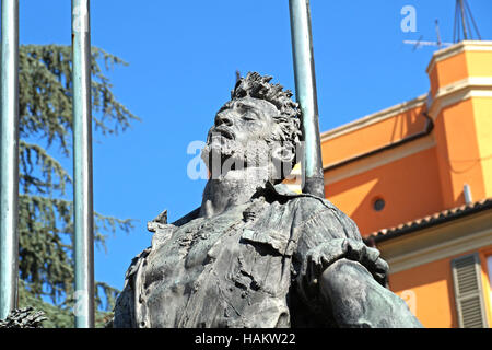 La statua di ferro l'uomo antico cavaliere Foto Stock