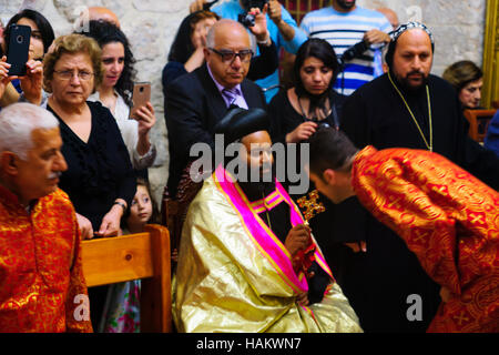 Gerusalemme, Israele - Apr 28, 2016: lavaggio dei piedi cerimonia, il siro-ortodossa di San segna la chiesa, con il Patriarca e i membri della comunità. Ort Foto Stock