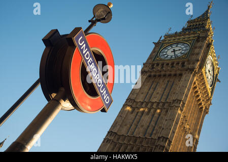 Londra, Regno Unito. 01 Dic, 2016. TfL London Underground segno vicino a Big Ben, al di fuori della stazione di Westminster. © Alberto Pezzali/Pacific Press/Alamy Live News Foto Stock