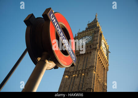 Londra, Regno Unito. 01 Dic, 2016. TfL London Underground segno vicino a Big Ben, al di fuori della stazione di Westminster. © Alberto Pezzali/Pacific Press/Alamy Live News Foto Stock
