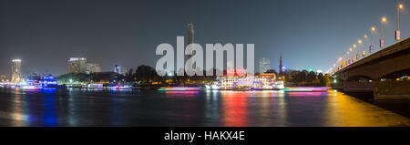 Il Cairo, Egitto - 17 Novembre 2016: vista panoramica del 6 ottobre a ponte il fiume Nilo e l'isola di Zamalek in centro al Cairo di notte. Foto Stock