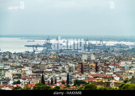 Vista aerea di Salonicco popolata area al centro della città, dai castelli per il porto e il mare Foto Stock