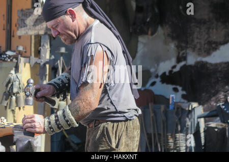 A ALCALA DE HENARES, MADRID, Spagna - 10 ottobre: fabbro per lavorare in esterno durante la ricreazione di un mercato medievale. Foto scattata su 10 Ottobre 2016 Foto Stock