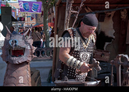 Fabbro per lavorare in esterno durante la ricreazione di un mercato medievale. Foto scattata il 10 ottobre 2015 in Alcalá de Henares, Madrid, Spagna Foto Stock