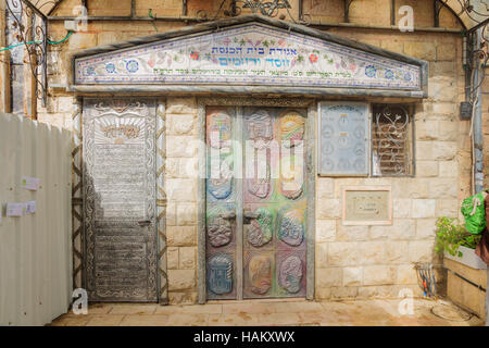 Gerusalemme, Israele - Jan 16, 2015: lo sportello anteriore del hesed ve-Rahamim sinagoga, a Nachlaot quartiere, Gerusalemme, Israele Foto Stock