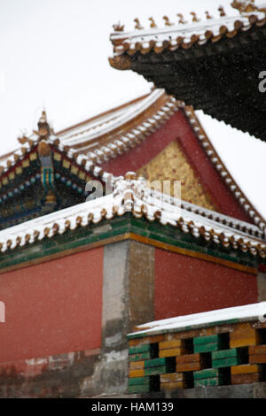 Coperte di neve sul tetto del palazzo, la Città Proibita di Pechino, Cina Foto Stock