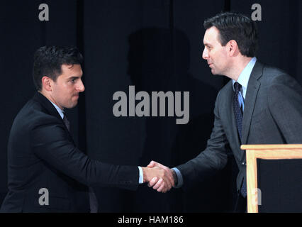 Marzo 21, 2016 - Havana, Cuba - Brian Chesky, co-fondatore e CEO di Airbnb (sinistra) stringe la mano con il segretario stampa della Casa Bianca Josh serio durante una Foto Stock