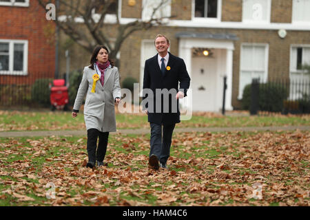 Leader del partito Tim Farron e neo-liberali democratici MP Sarah Olney salutare tifosi su Richmond Green dopo che lei ha vinto il Richmond Park di elezione. Foto Stock