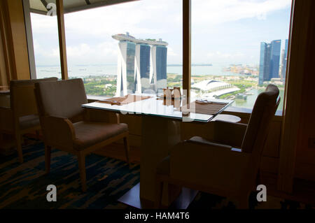 SINGAPORE - Luglio 23rd, 2016: all'interno di un lounge presso l hotel 5 stelle lusso di Marina Bay, ottima vista e comodo divano o poltrona Foto Stock