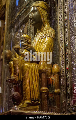 Madonna nera nell'abbazia benedettina di Santa Maria de Montserrat in Monistrol de Montserrat, Spagna 15 Luglio 2010 Foto Stock