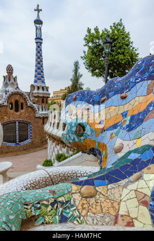 Dragon salamandra di Gaudi mosaico nel parco Guell di Barcellona 15 Luglio 2010 Foto Stock