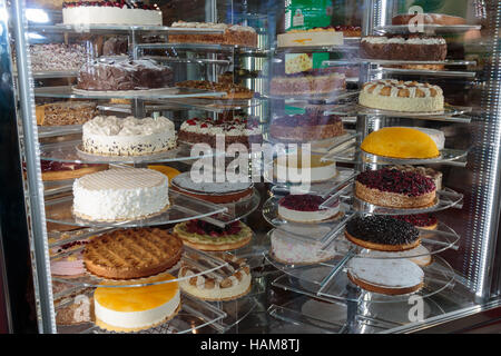 Assortimento di torte Display interno Ristorante Foto Stock