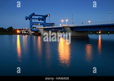 Ponte di sollevamento su Peenestrom all isola di Usedom, crepuscolo, Wolgast, Meclemburgo-Pomerania, Germania Foto Stock