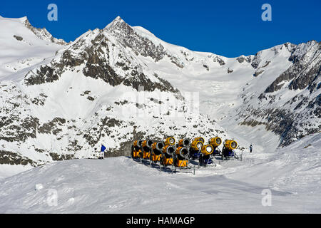 Cannoni da neve sulla pista da sci, Aletsch Arena ski resort, Bettmeralp, il Cantone del Vallese, Svizzera Foto Stock