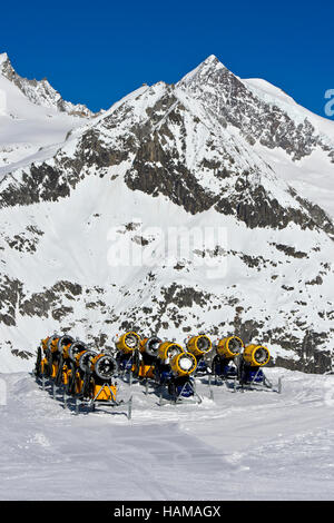 Cannoni da neve sulla pista da sci, Aletsch Arena ski resort, Bettmeralp, il Cantone del Vallese, Svizzera Foto Stock