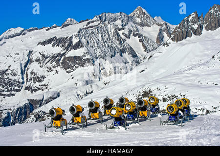 Cannoni da neve sulla pista da sci, Aletsch Arena ski resort, Bettmeralp, il Cantone del Vallese, Svizzera Foto Stock