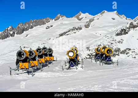 Cannoni da neve sulla pista da sci, Aletsch Arena ski resort, Bettmeralp, il Cantone del Vallese, Svizzera Foto Stock