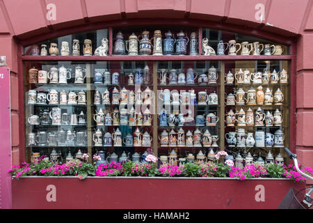 Raccolta di steins nella finestra del ristorante Københavneren a Helsingor, capoluogo della regione della Danimarca Foto Stock