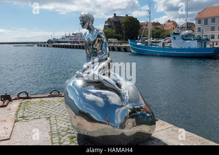 Scultura di poco merman Han, dagli artisti Elmgreen e Dragset, a Porto culturale Kronborg a Elsinore, Danimarca Foto Stock