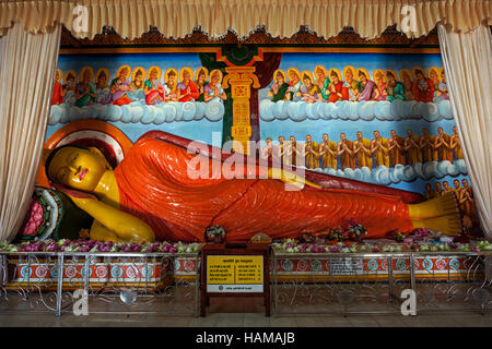 Buddha reclinato, Abhayagiri Dagoba, città sacra di Anuradhapura, Nord provincia centrale, Sri Lanka Foto Stock