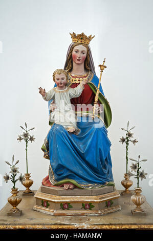 Vergine Maria tenendo in braccio Gesù bambino con lo scettro e la corona alla chiesa del monastero di San Pietro e Paolo a Weyarn, Alta Baviera Foto Stock