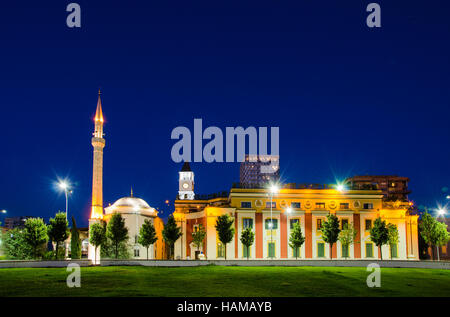 Il et'Hem Bey moschea in Piazza Skanderbeg, di notte, Tirana - Albania Foto Stock