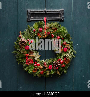 Avvento Natale corona sulla porta di legno decorazione Foto Stock