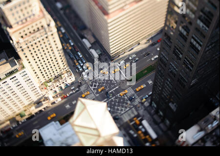 Vista aerea del traffico di nyc in Park Avenue intersezione come città in miniatura tilt shift focus Foto Stock