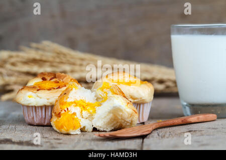 Pirottini di fili dorati con forcella di legno e il latte sulla tavola di legno. Thai dessert Foi chiamata Thong. Foto Stock