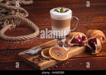 Concetto: ristorante menu, mangiare sano, fatti in casa, golosi, golosità. Latte con dolci sul disordine vintage weathered tavolo in legno. Foto Stock