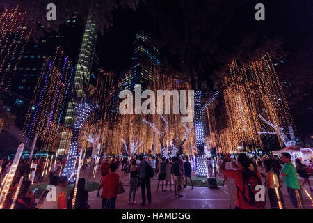 Manila, Filippine - 28 Novembre 2016: visitatori stanno godendo i Ayala Triangle Giardini Luci di Natale & Suoni Mostra . Foto Stock