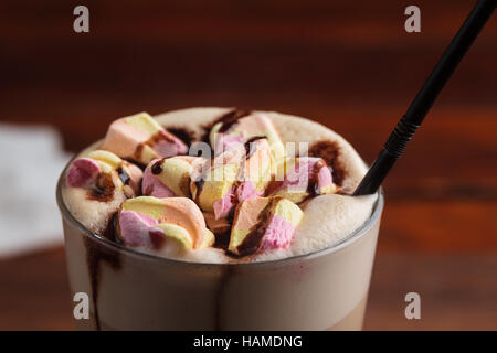 Concetto: ristorante menu, mangiare sano, fatti in casa, golosi, golosità. Latte caldo con marshmallows con zucchero su vintage tavolo in legno. Foto Stock