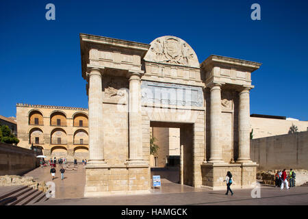 Puerta del Puente, Cordoba, Andalusia, Spagna, Europa Foto Stock