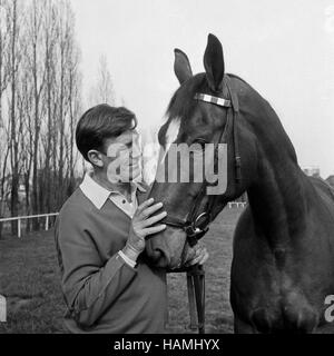 Deutscher Schauspieler, Fernsehmoderator und Synchronsprecher Hellmut Lange, Deutschland 1970er Jahre. Germania attore, il presentatore TV e doppiaggio attore Hellmut Lange, Germania degli anni settanta. Foto Stock