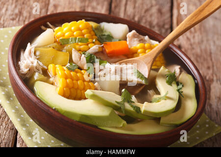 Sud Americana cucina zuppa ajiaco vicino fino in una ciotola sul tavolo orizzontale. Foto Stock