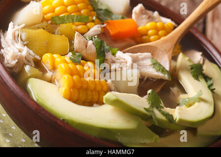 Ajiaco colombiano zuppa fatta in casa macro in una ciotola sul tavolo orizzontale. Foto Stock