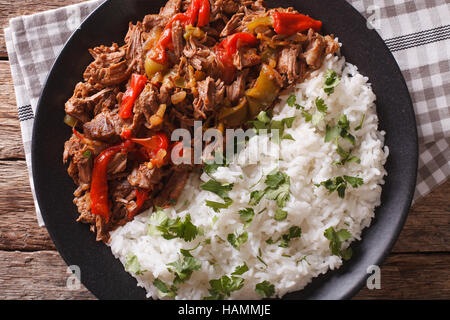 Cucina Latino Americana: Ropa vieja con riso close-up su una piastra. Vista orizzontale dal di sopra Foto Stock